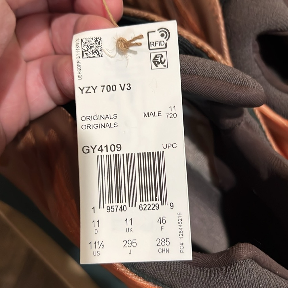 YEEZY 700 V3 size 11.5 men’s - Picture 6 of 8